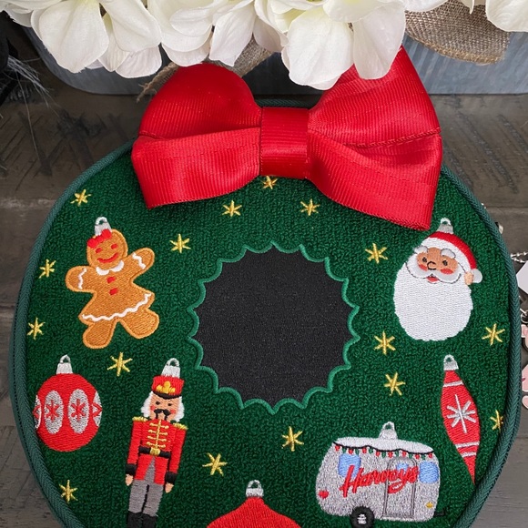 Harveys Seatbelt Holiday Wreath Crossbody Backpack - Picture 4 of 8